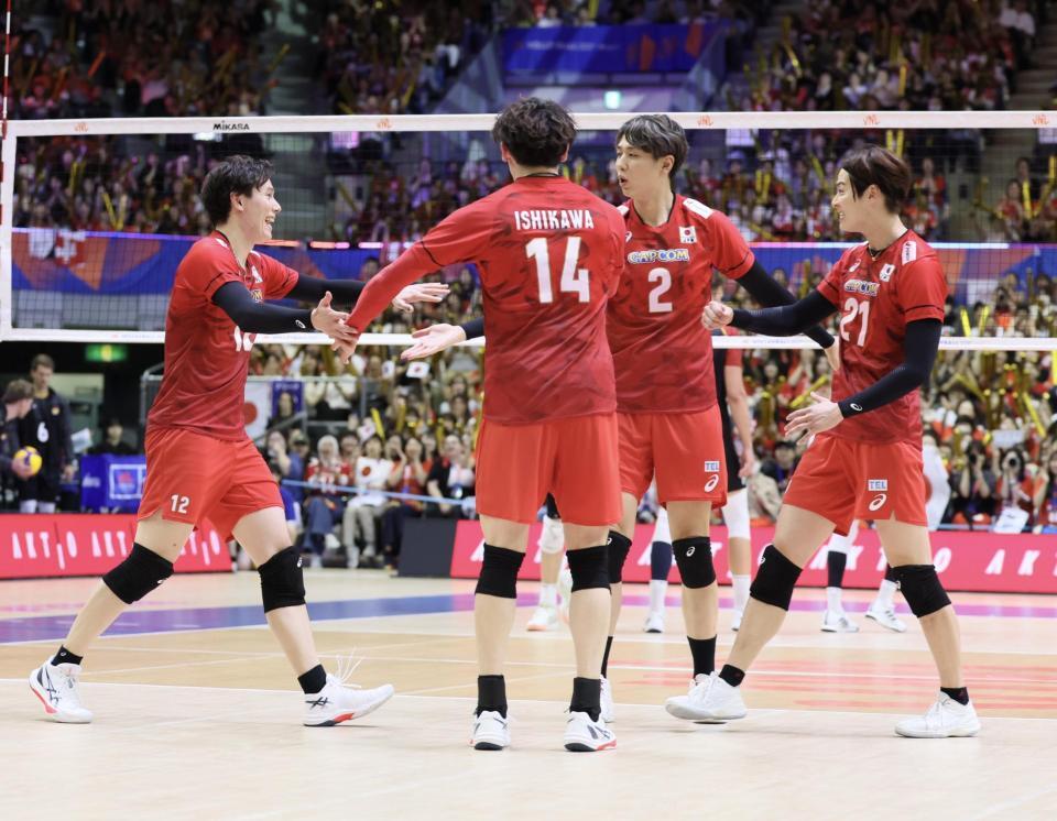 　第２セット、得点を決め石川祐希（１４）らと喜ぶ高橋藍（左）＝撮影・石井剣太郎