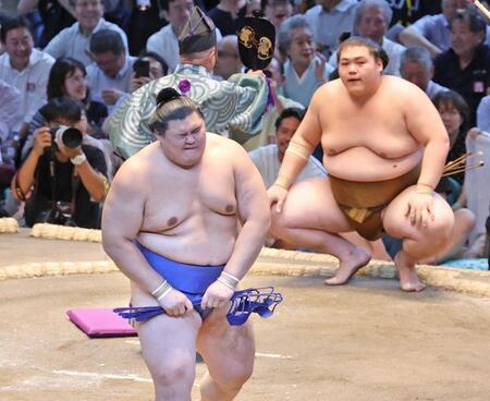 　王鵬（奥）に押し出しで敗れ、悔しそうに引き揚げる大の里