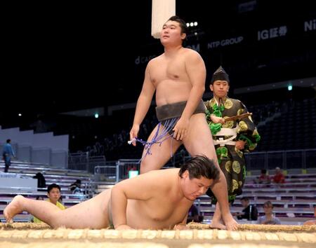 　引き落としで北斗洋を下し、３連勝となった朝力丸（撮影・坂部計介）