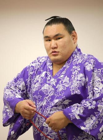 　３敗目を喫し、厳しい表情で引き揚げる豊昇龍＝１６日
