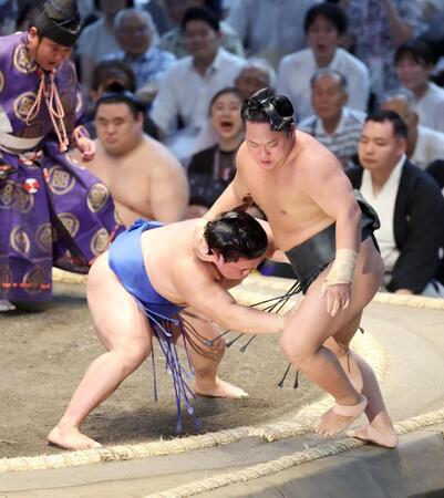 　翠富士（右）をつり出しで破る藤ノ川