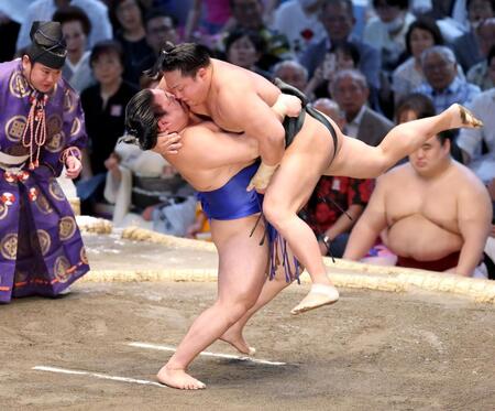 　藤ノ川（左）につり上げられる翠富士