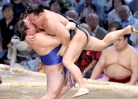 　藤ノ川（左）につり上げられる翠富士