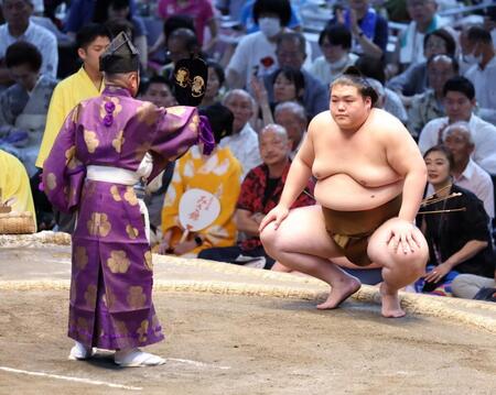 　豊昇龍の休場で不戦勝となった王鵬（右）