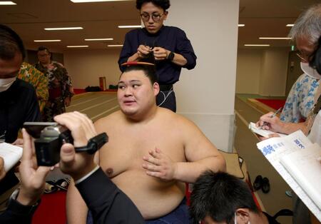 　支度部屋で記者に囲まれる大の里（撮影・坂部計介）