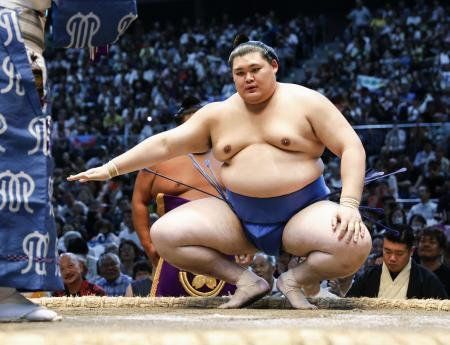 　阿炎を下し、勝ち名乗りを受ける大の里＝ＩＧアリーナ