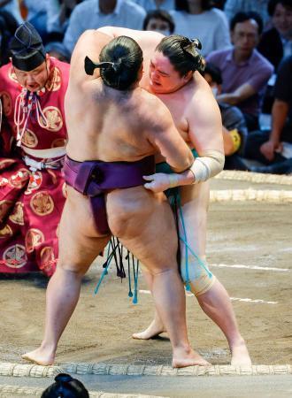 　一山本が寄り切りで狼雅を破る＝ＩＧアリーナ