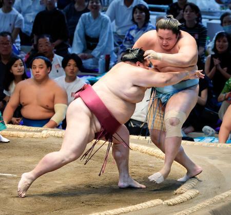 　御嶽海（左）が押し出しで琴勝峰を破る＝ＩＧアリーナ