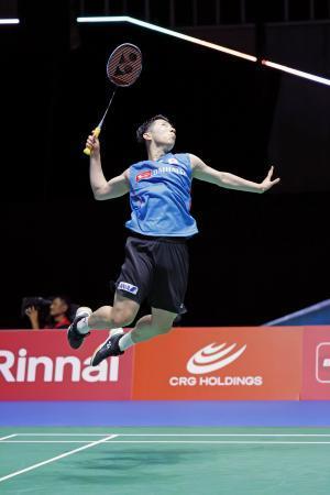 　男子シングルス２回戦でプレーする渡辺航貴＝東京体育館