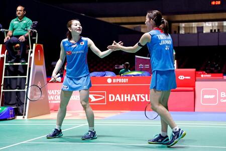 　女子ダブルス２回戦でタッチを交わす志田千陽（左）、松山奈未組