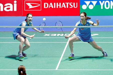 　女子ダブルス２回戦でプレーする志田千陽（左）、松山奈未組