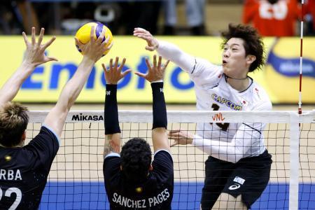 　日本-アルゼンチン　第１セット、スパイクを放つ石川＝千葉ポートアリーナ