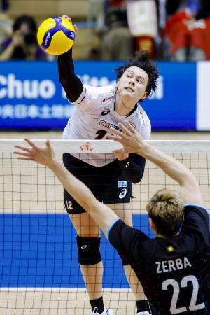 　日本-アルゼンチン　第１セット、スパイクを決める高橋＝千葉ポートアリーナ