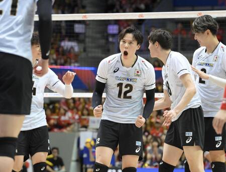 　第２セット、ポイントを奪いほえる高橋藍（撮影・伊藤笙子）