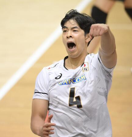 　第３セット、スパイクを決めガッツポーズの宮浦健人（撮影・伊藤笙子）