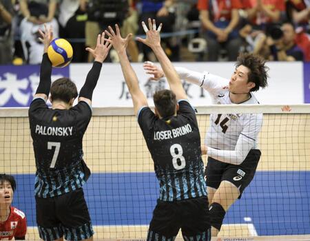 　第４セット、スパイクを放つ石川祐希（撮影・伊藤笙子）