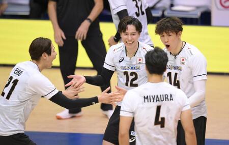 　第３セット、得点を奪い喜ぶ日本代表（撮影・伊藤笙子）