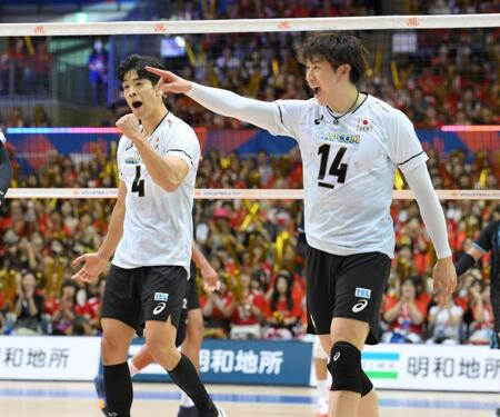 　第２セット、ポイントを奪い喜ぶ宮浦健人（左）と石川祐希（撮影・伊藤笙子）