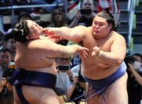 　大の里（右）が押し出しで阿炎を下す