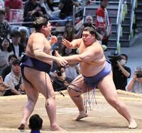 　大の里（右）が押し出しで阿炎を下す