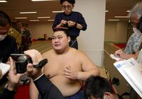 　支度部屋で記者に囲まれる大の里（撮影・坂部計介）