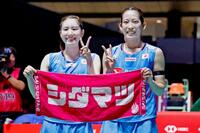 　女子ダブルスで準々決勝進出を決めた志田千陽（左）、松山奈未組