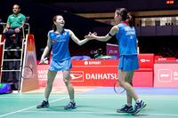 　女子ダブルス２回戦でタッチを交わす志田千陽（左）、松山奈未組