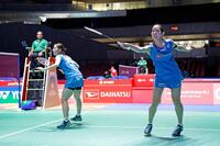 　女子ダブルス２回戦でプレーする志田千陽（左）、松山奈未組