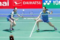 　女子ダブルス２回戦でプレーする志田千陽（左）、松山奈未組