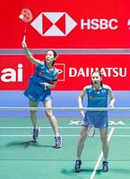 　女子ダブルス２回戦でプレーする志田千陽（右）、松山奈未組