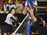 　第３セット、スパイクを放つ高橋藍（撮影・伊藤笙子）