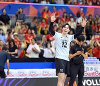 　試合後、ファンの声援に応える高橋藍（撮影・伊藤笙子）