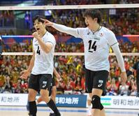 　第２セット、ポイントを奪い喜ぶ宮浦健人（左）と石川祐希（撮影・伊藤笙子）