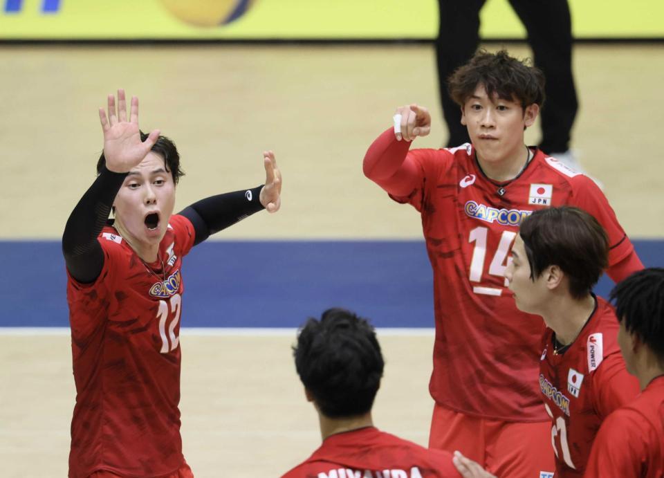 　第１セット、得点を決め喜ぶ高橋藍（左）と石川（撮影・石井剣太郎）