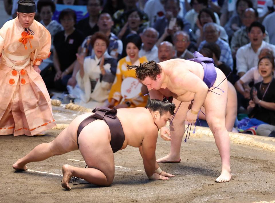 　安青錦（右）が内無双で霧島を破る