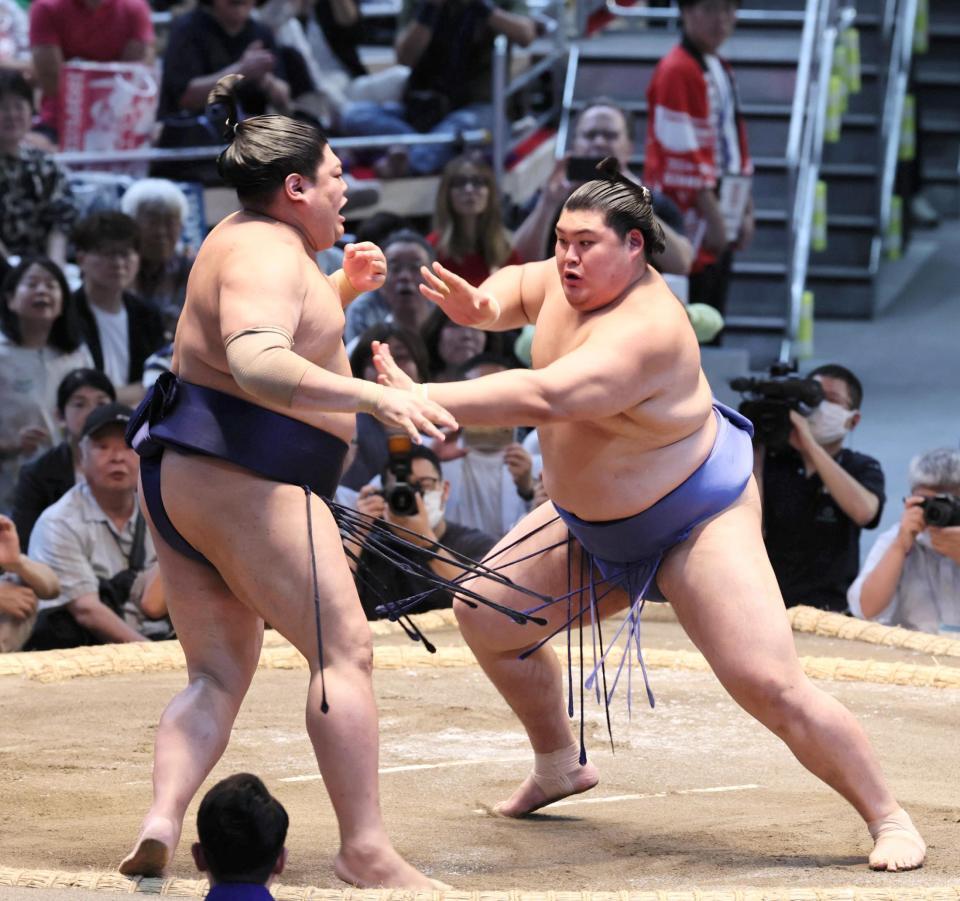 　大の里（右）が押し出しで阿炎を下す