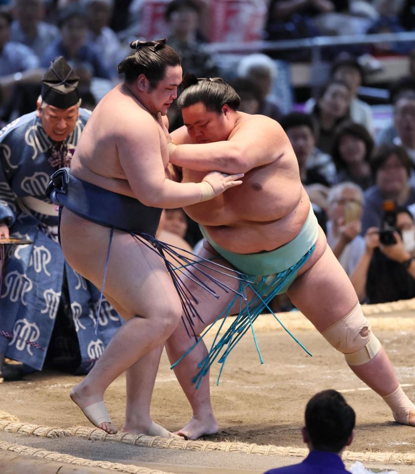 　琴桜（右）が寄り切りで阿武剋を下す