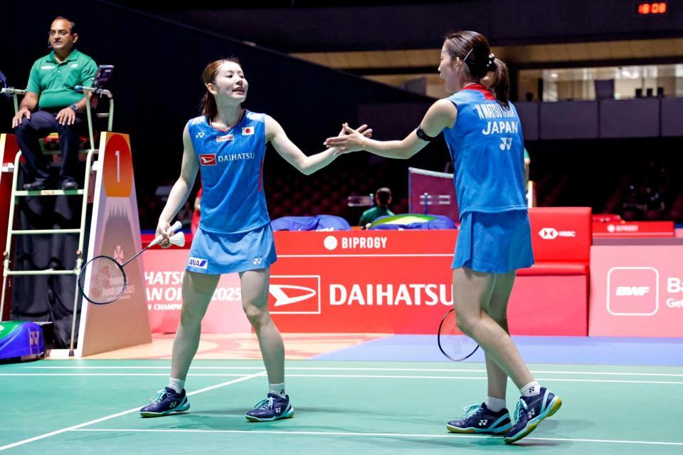 　女子ダブルス２回戦でタッチを交わす志田千陽（左）、松山奈未組