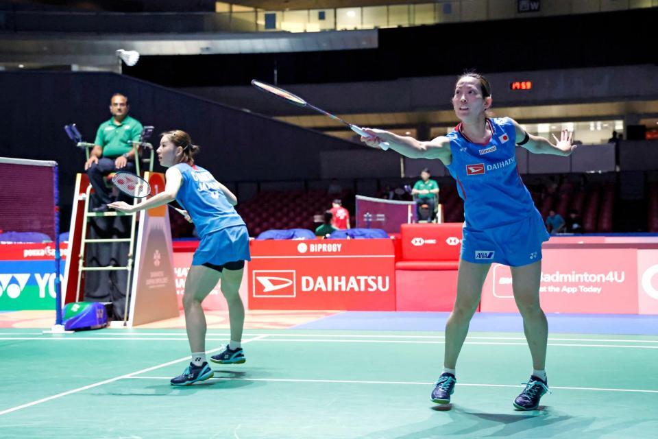 　女子ダブルス２回戦でプレーする志田千陽（左）、松山奈未組