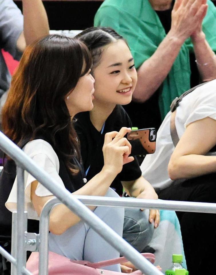 　大相撲名古屋場所を観戦する島田麻央（代表撮影）