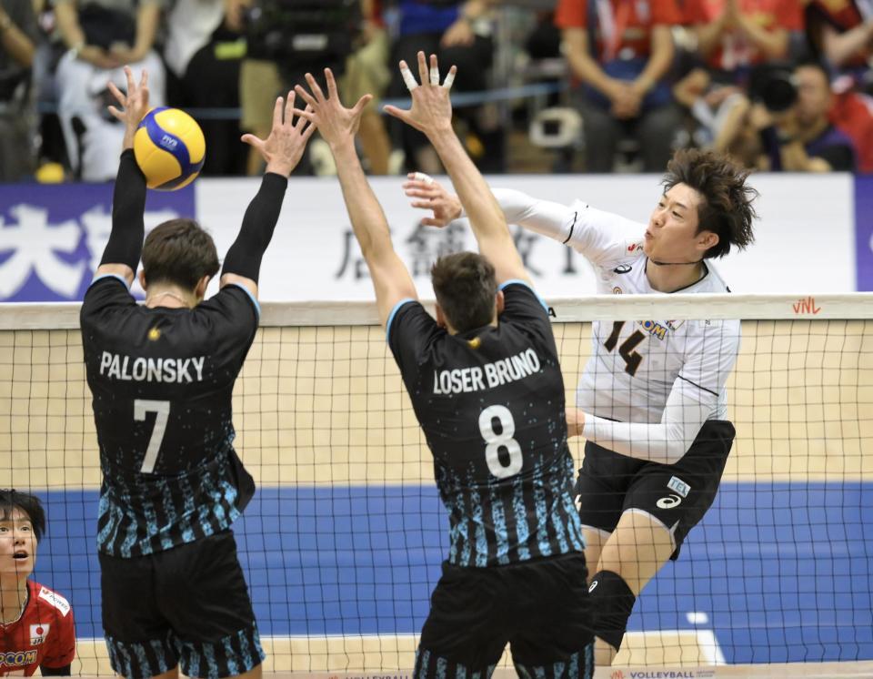 　第４セット、スパイクを放つ石川祐希（撮影・伊藤笙子）