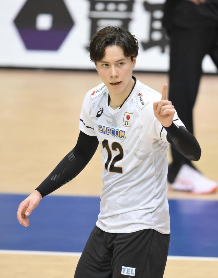 　第３セット、ポイントを決めた高橋藍（撮影・伊藤笙子）