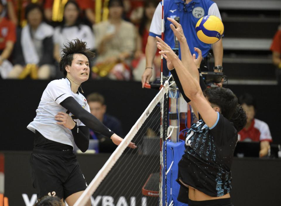 　第３セット、スパイクを放つ高橋藍（撮影・伊藤笙子）