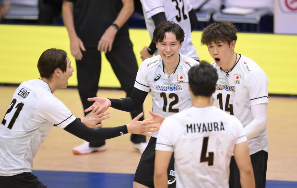 　第３セット、得点を奪い喜ぶ日本代表（撮影・伊藤笙子）