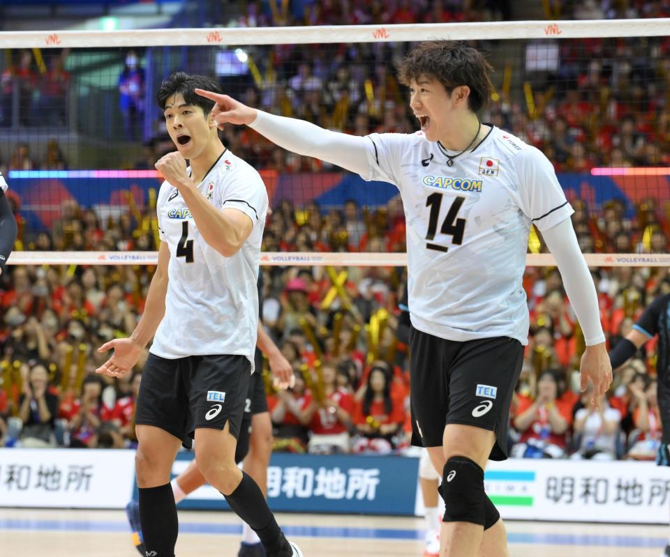 　第２セット、ポイントを奪い喜ぶ宮浦健人（左）と石川祐希（撮影・伊藤笙子）