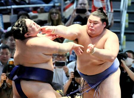 　阿炎（左）を圧倒する大の里