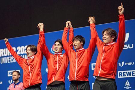 　世界ユニバーシティー夏季大会の競泳男子４００メートルリレーで銀メダルを獲得した日本＝ベルリン（（Ｃ）Ｒｈｉｎｅ-Ｒｕｈｒ　２０２５／Ｆｒｅｄｅｒｉｃ　Ｓｃｈｅｉｄｅｍａｎｎ、共同）