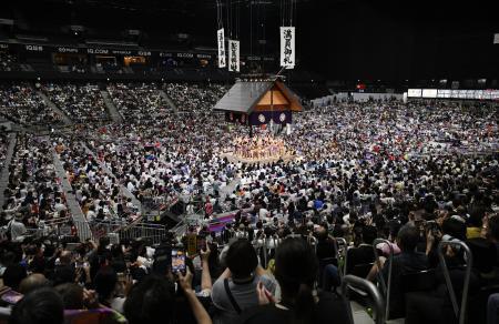 　大相撲名古屋場所の初日、幕内力士の土俵入りが行われた新会場のＩＧアリーナ＝１３日、名古屋市