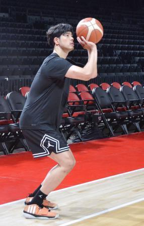 　シュート練習する吉井＝ららアリーナ東京ベイ