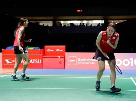 　女子ダブルス準々決勝でポイントを奪い、ガッツポーズする志田千陽（右）、松山奈未組